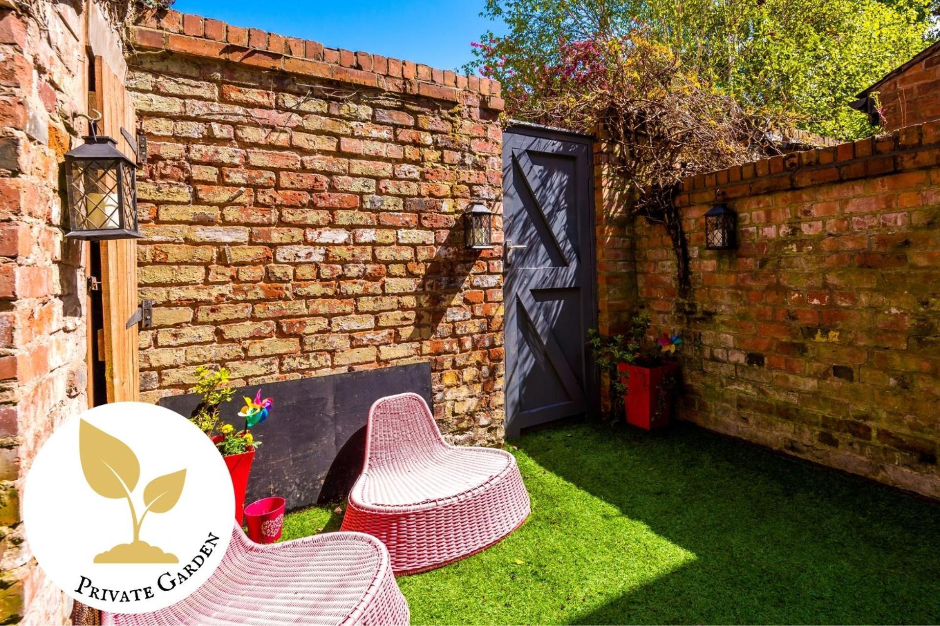 The Pause: Central Chester Retreat with Free Parking Exterior photo